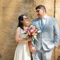 Pareja bajo arco de piedra